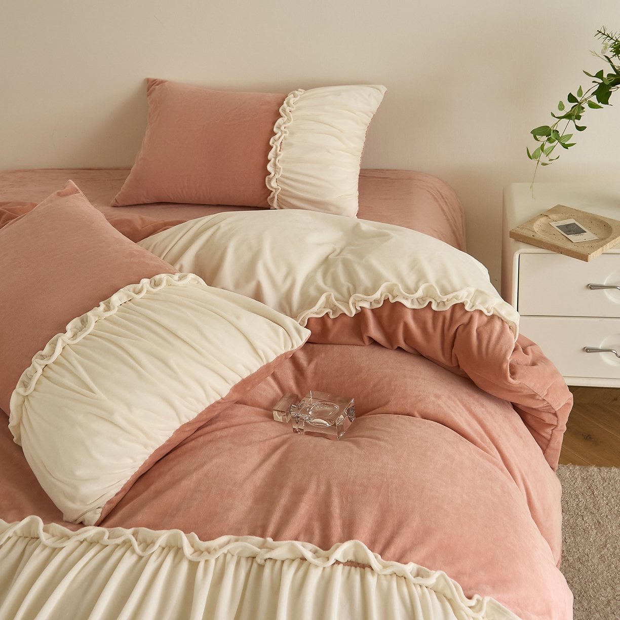 91家纺网 家纺一手货源 找家纺 ONE TWO ONE 121 【德芙绒】  2025秋冬新款牛奶绒 德芙绒宝宝绒 婴儿绒短毛绒四件套床单被套-安妮 安妮-粉