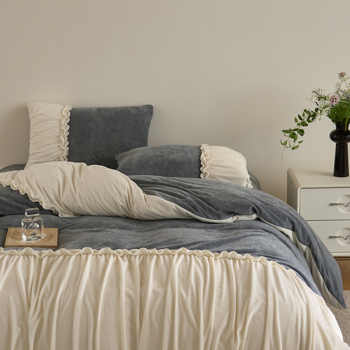 91家纺网 家纺一手货源 找家纺 ONE TWO ONE 121 【德芙绒】  2025秋冬新款牛奶绒 德芙绒宝宝绒 婴儿绒短毛绒四件套床单被套-安妮 安妮-灰