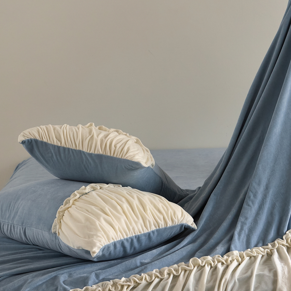 91家纺网 家纺一手货源 找家纺 ONE TWO ONE 121 【德芙绒】  2025秋冬新款牛奶绒 德芙绒宝宝绒 婴儿绒短毛绒四件套床单被套-安妮 安妮-蓝