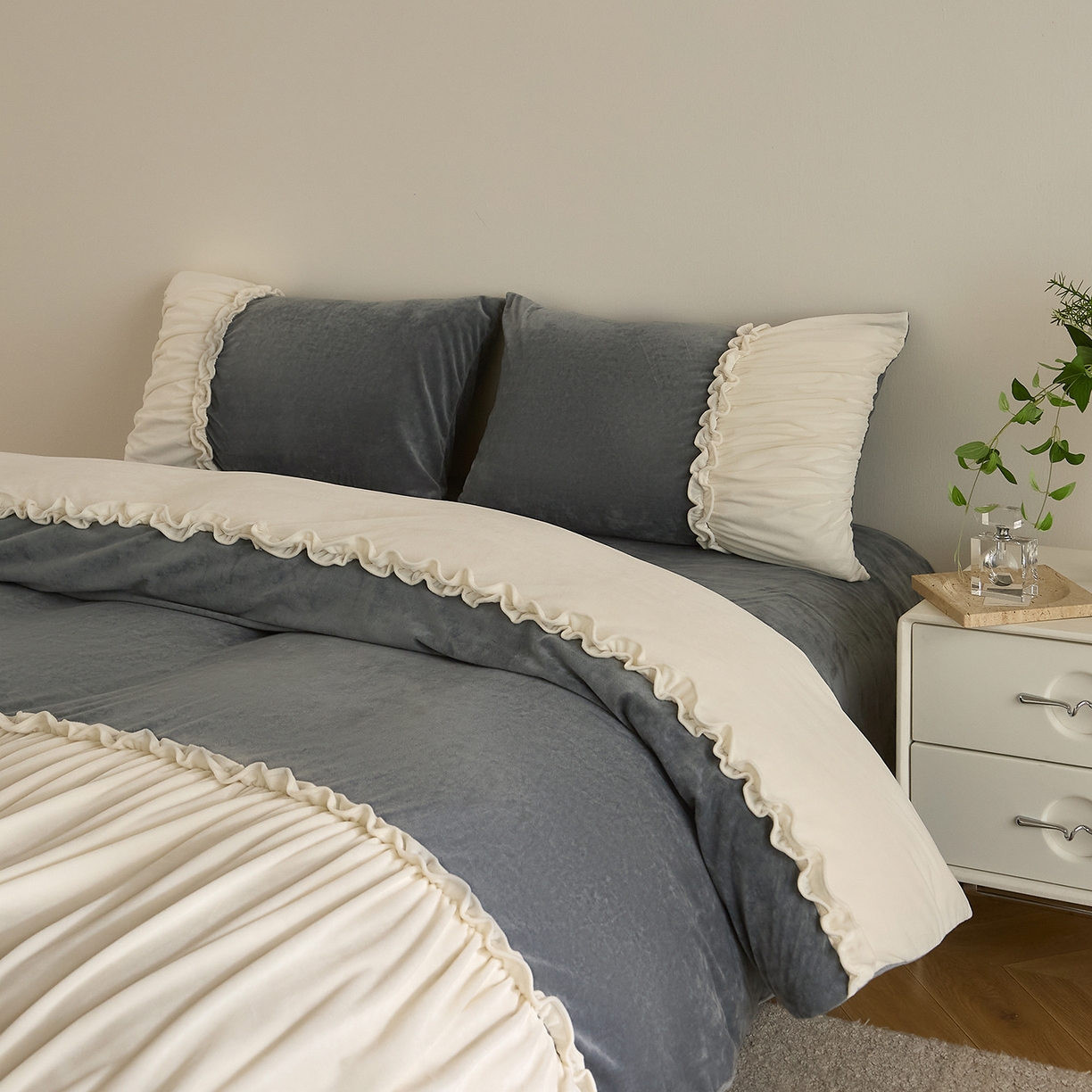 91家纺网 家纺一手货源 找家纺 ONE TWO ONE 121 【德芙绒】  2025秋冬新款牛奶绒 德芙绒宝宝绒 婴儿绒短毛绒四件套床单被套-安妮 安妮-灰