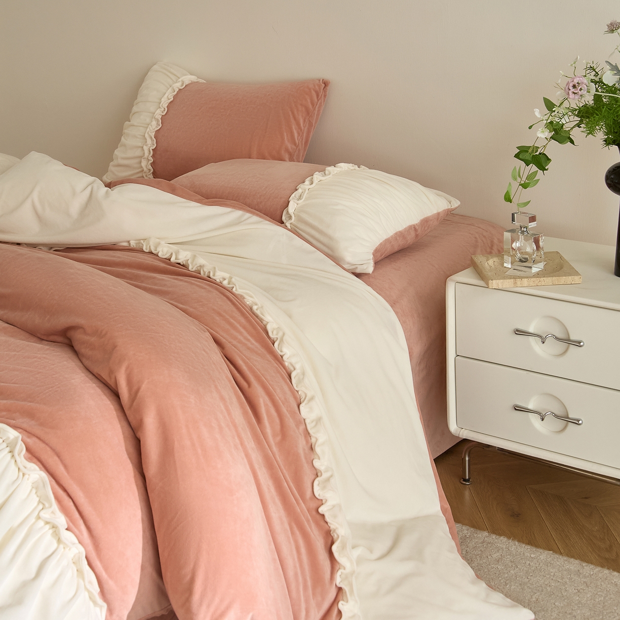 91家纺网 家纺一手货源 找家纺 ONE TWO ONE 121 【德芙绒】  2025秋冬新款牛奶绒 德芙绒宝宝绒 婴儿绒短毛绒四件套床单被套-安妮 安妮-粉