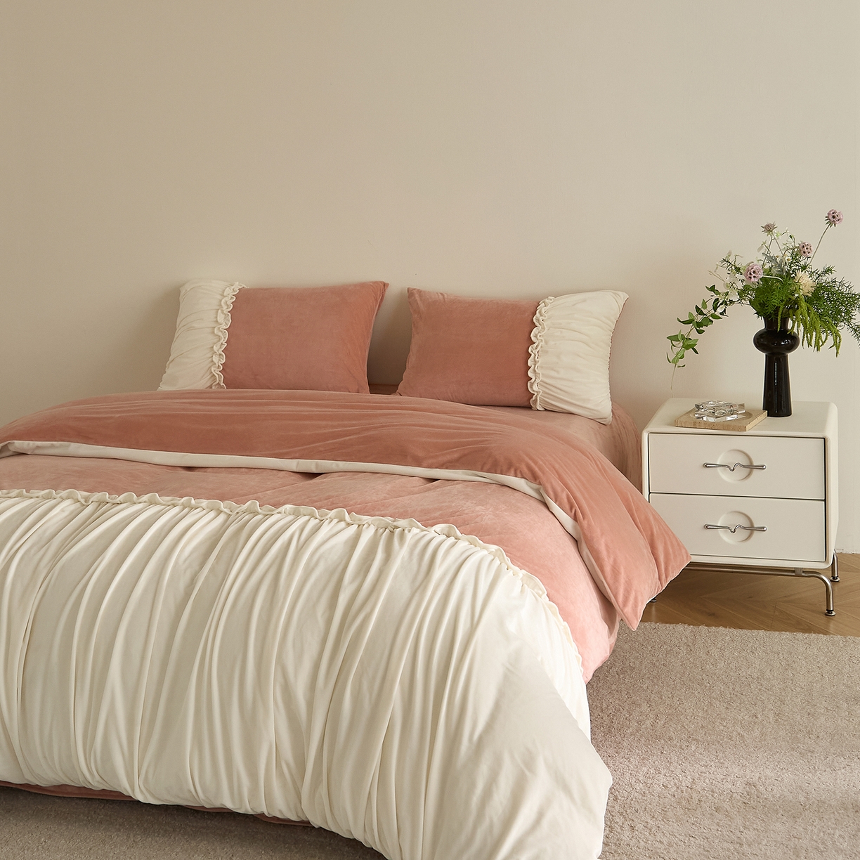 91家纺网 家纺一手货源 找家纺 ONE TWO ONE 121 【德芙绒】  2025秋冬新款牛奶绒 德芙绒宝宝绒 婴儿绒短毛绒四件套床单被套-安妮 安妮-粉