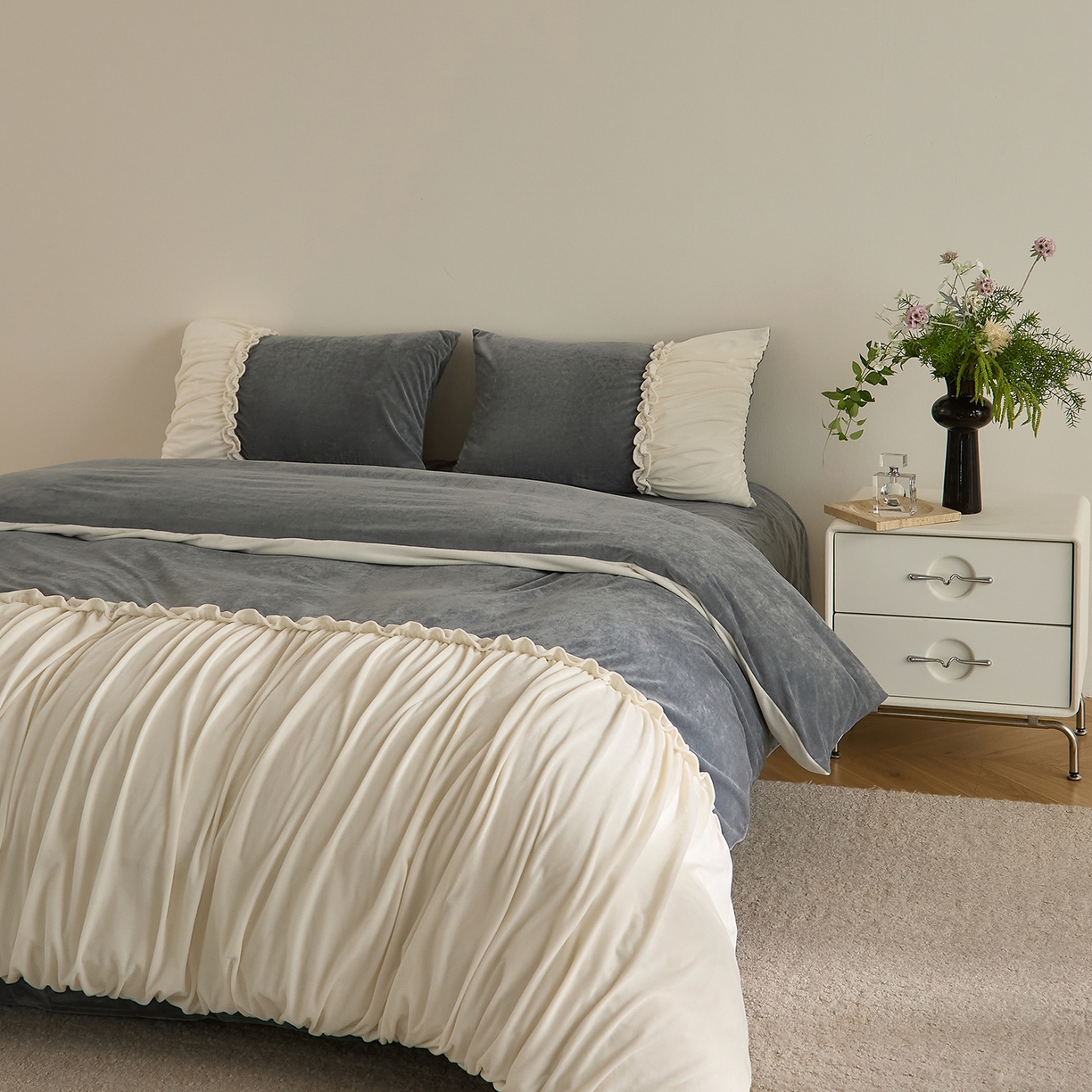 91家纺网 家纺一手货源 找家纺 ONE TWO ONE 121 【德芙绒】  2025秋冬新款牛奶绒 德芙绒宝宝绒 婴儿绒短毛绒四件套床单被套-安妮 安妮-灰