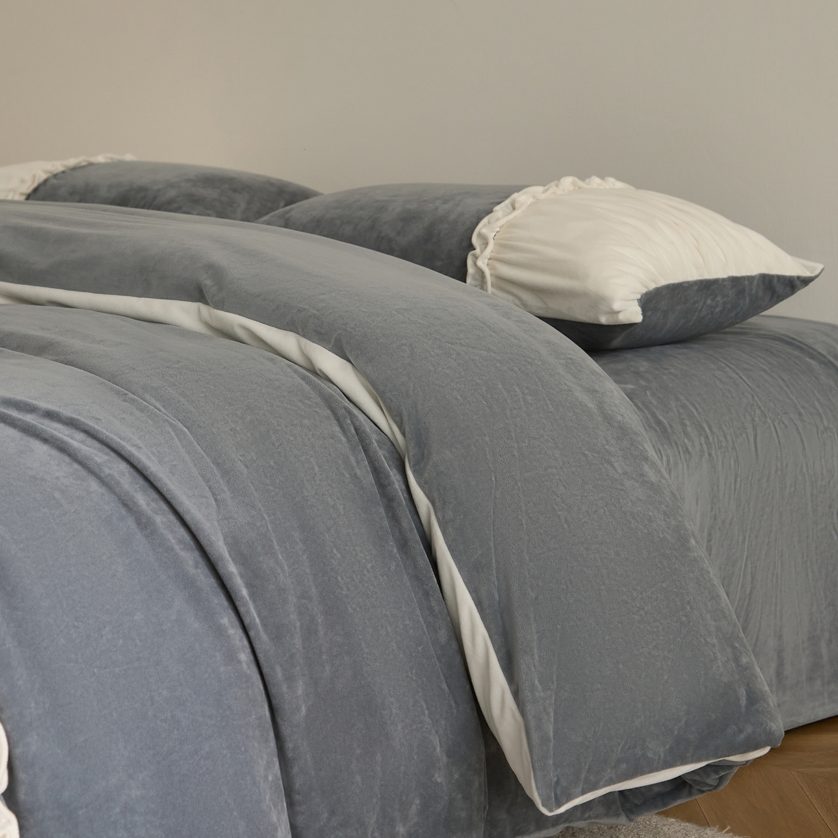 91家纺网 家纺一手货源 找家纺 ONE TWO ONE 121 【德芙绒】  2025秋冬新款牛奶绒 德芙绒宝宝绒 婴儿绒短毛绒四件套床单被套-安妮 安妮-灰