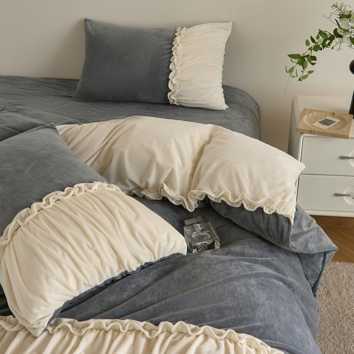 91家纺网 家纺一手货源 找家纺 ONE TWO ONE 121 【德芙绒】  2025秋冬新款牛奶绒 德芙绒宝宝绒 婴儿绒短毛绒四件套床单被套-安妮 安妮-灰