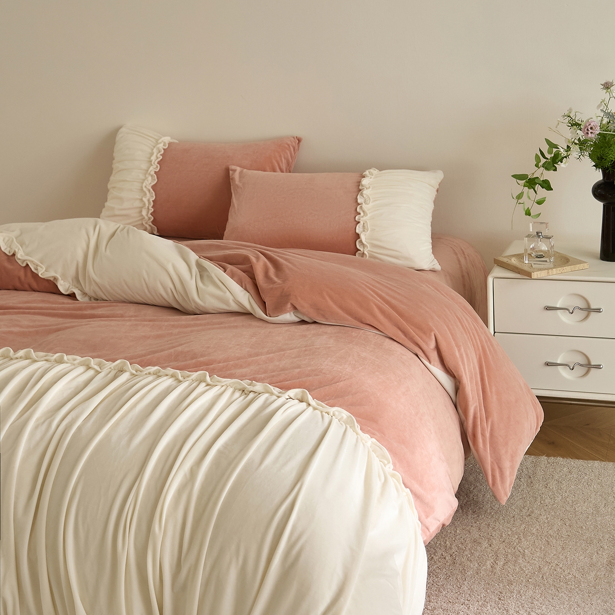 91家纺网 家纺一手货源 找家纺 ONE TWO ONE 121 【德芙绒】  2025秋冬新款牛奶绒 德芙绒宝宝绒 婴儿绒短毛绒四件套床单被套-安妮 安妮-粉