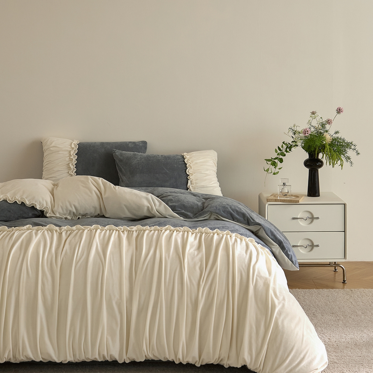 91家纺网 家纺一手货源 找家纺 ONE TWO ONE 121 【德芙绒】  2025秋冬新款牛奶绒 德芙绒宝宝绒 婴儿绒短毛绒四件套床单被套-安妮 安妮-灰