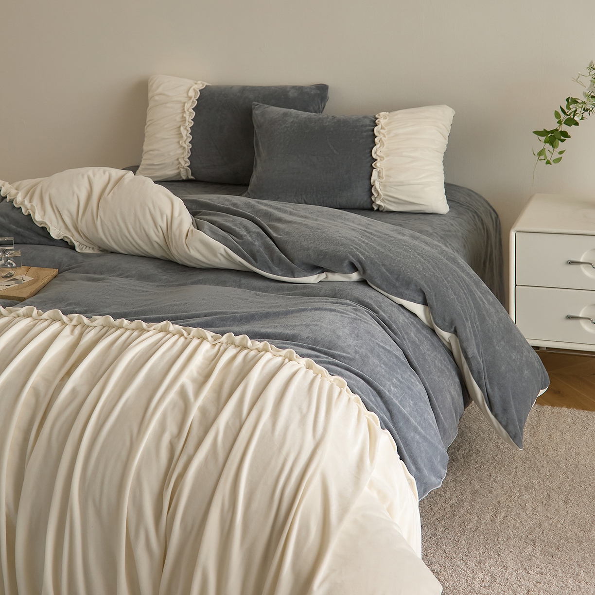 91家纺网 家纺一手货源 找家纺 ONE TWO ONE 121 【德芙绒】  2025秋冬新款牛奶绒 德芙绒宝宝绒 婴儿绒短毛绒四件套床单被套-安妮 安妮-灰