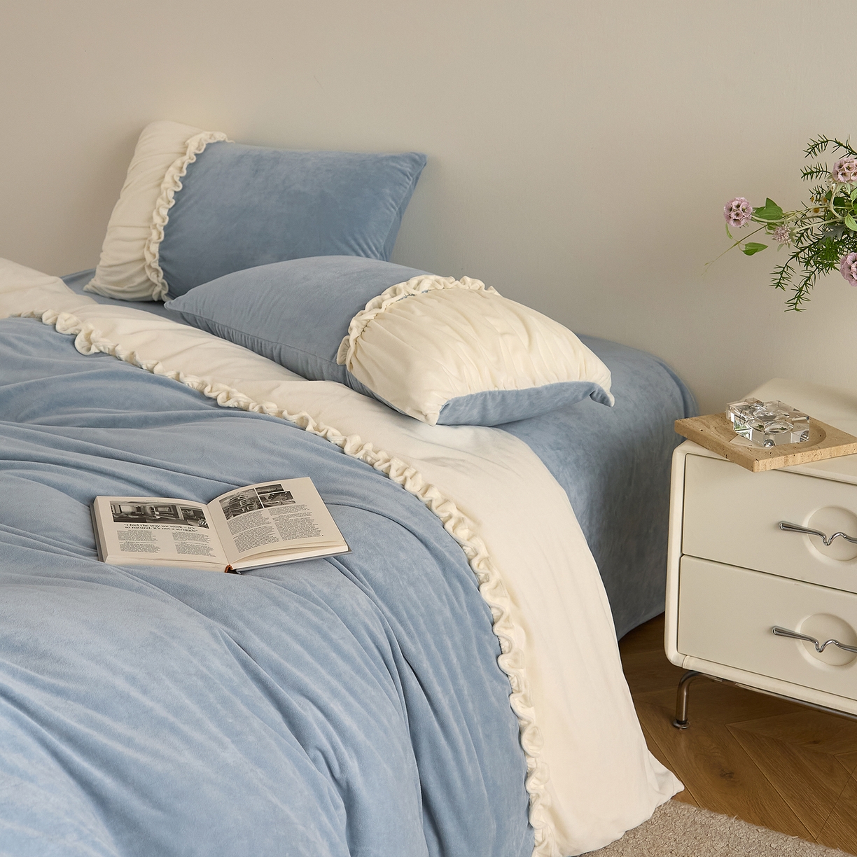 91家纺网 家纺一手货源 找家纺 ONE TWO ONE 121 【德芙绒】  2025秋冬新款牛奶绒 德芙绒宝宝绒 婴儿绒短毛绒四件套床单被套-安妮 安妮-蓝