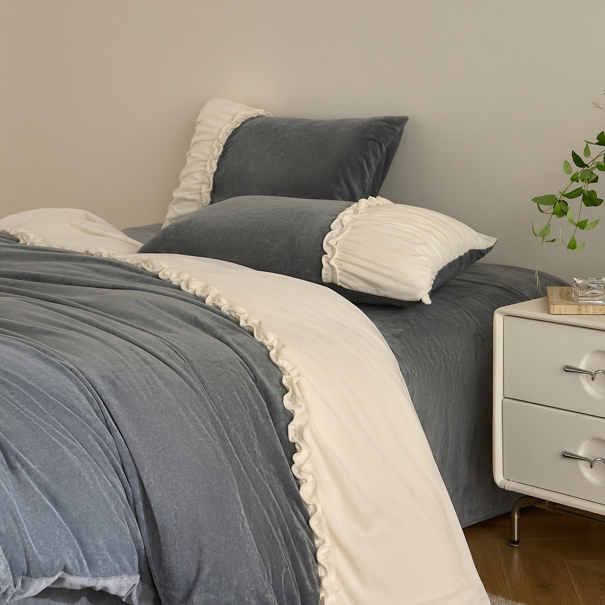 91家纺网 家纺一手货源 找家纺 ONE TWO ONE 121 【德芙绒】  2025秋冬新款牛奶绒 德芙绒宝宝绒 婴儿绒短毛绒四件套床单被套-安妮 安妮-灰