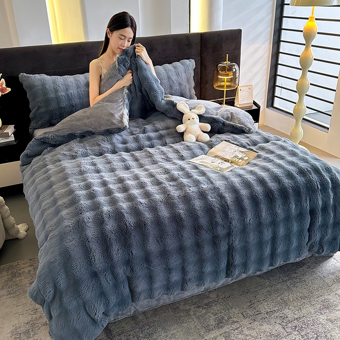 91家纺网 家纺一手货源 找家纺 无瑕家居 2025新款兔兔绒印花四件套 淡雅灰