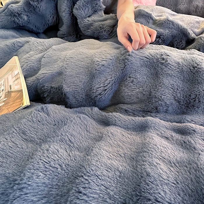 91家纺网 家纺一手货源 找家纺 无瑕家居 2025新款兔兔绒印花四件套 淡雅灰