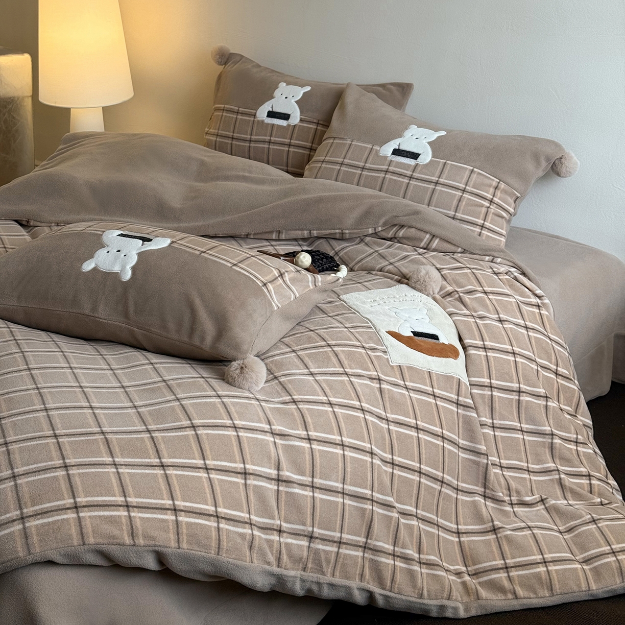 91家纺网 家纺一手货源 找家纺 （总）艾唯希家纺 2025新款超柔蒂芙尼卡通贴布绣工艺四件套牛奶绒-卡通系列