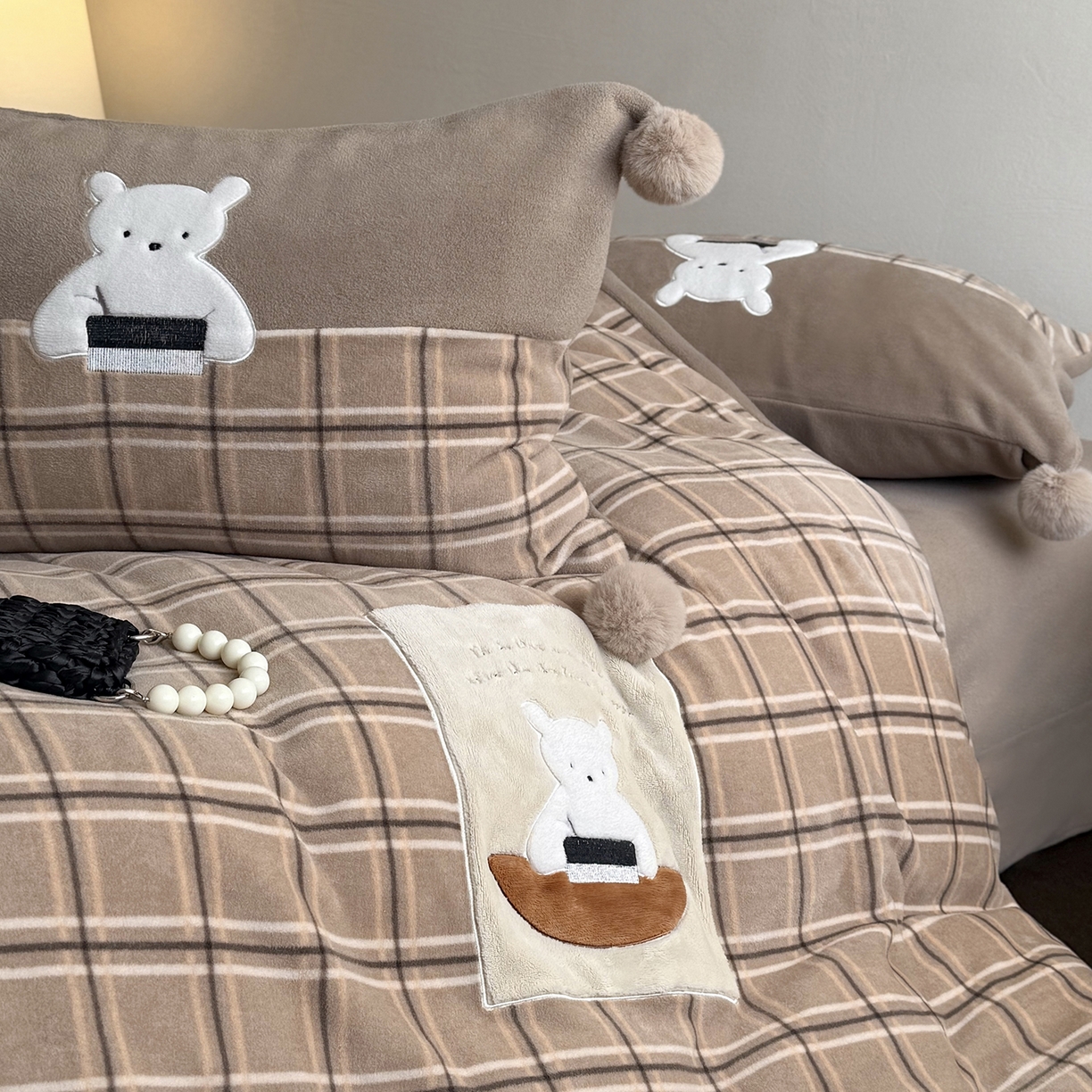 91家纺网 家纺一手货源 找家纺 （总）艾唯希家纺 2025新款超柔蒂芙尼卡通贴布绣工艺四件套牛奶绒-卡通系列