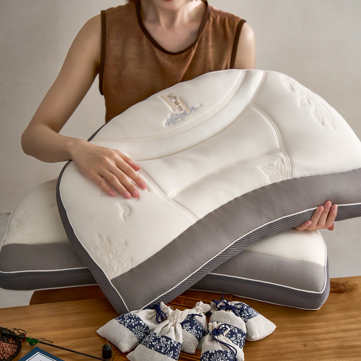 91家纺网 家纺一手货源 找家纺 宇诺家纺 2025新款舒适亲肤五子草本枕头枕芯 五子草本枕1000g