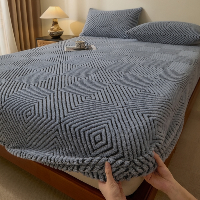 91家纺网 家纺一手货源 找家纺 欧邦 2025新款提花暖阳绒单床笠 苍穹蓝