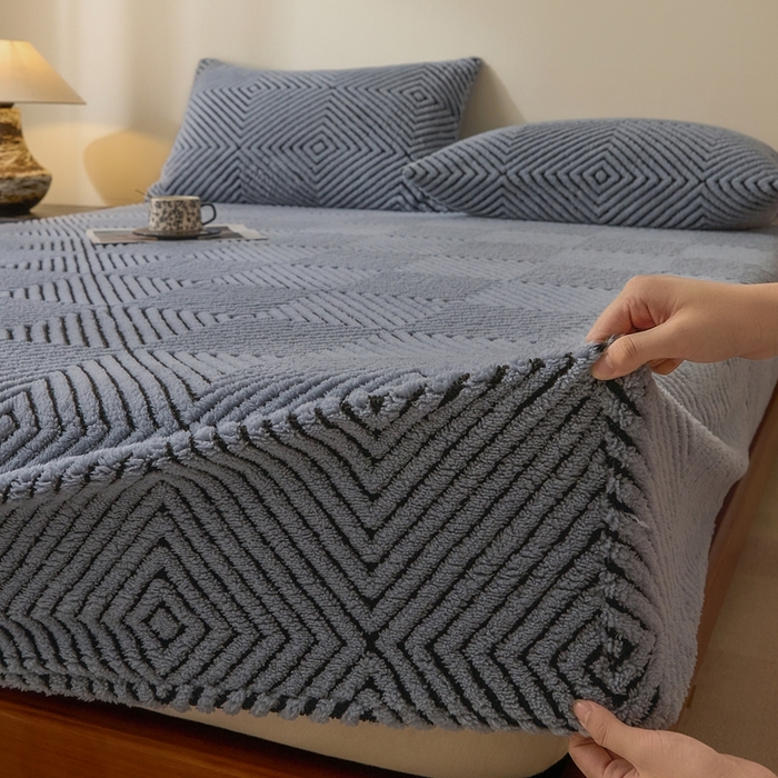 91家纺网 家纺一手货源 找家纺 欧邦 2025新款提花暖阳绒单床笠 苍穹蓝