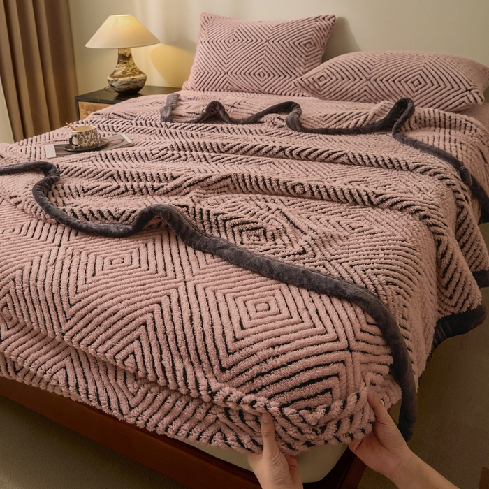 91家纺网 家纺一手货源 找家纺 欧邦 2025新款提花暖阳绒单床笠 海棠粉