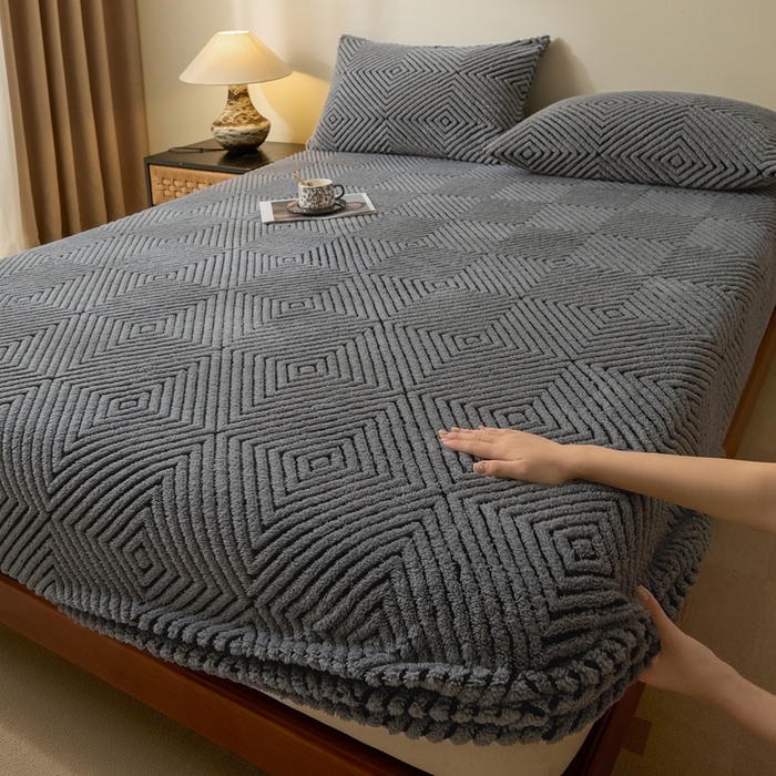 91家纺网 家纺一手货源 找家纺 欧邦 2025新款提花暖阳绒单床笠 慕斯灰