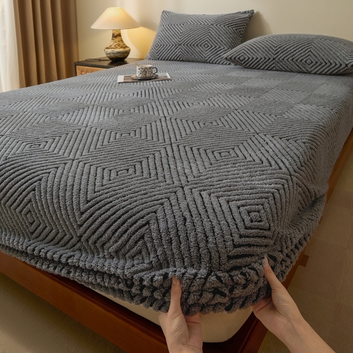 91家纺网 家纺一手货源 找家纺 欧邦 2025新款提花暖阳绒单床笠 慕斯灰