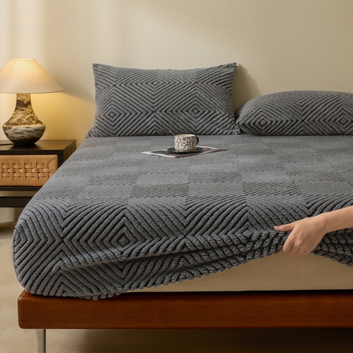 91家纺网 家纺一手货源 找家纺 欧邦 2025新款提花暖阳绒单床笠 慕斯灰