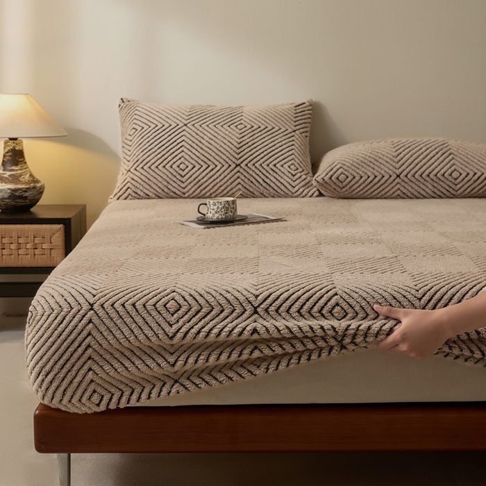 91家纺网 家纺一手货源 找家纺 欧邦 2025新款提花暖阳绒单床笠 檀木咖