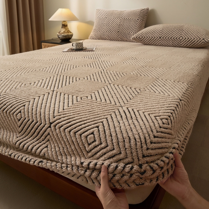 91家纺网 家纺一手货源 找家纺 欧邦 2025新款提花暖阳绒单床笠 檀木咖