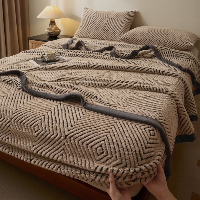 91家纺网 家纺一手货源 找家纺 欧邦 2025新款提花暖阳绒单床笠 檀木咖