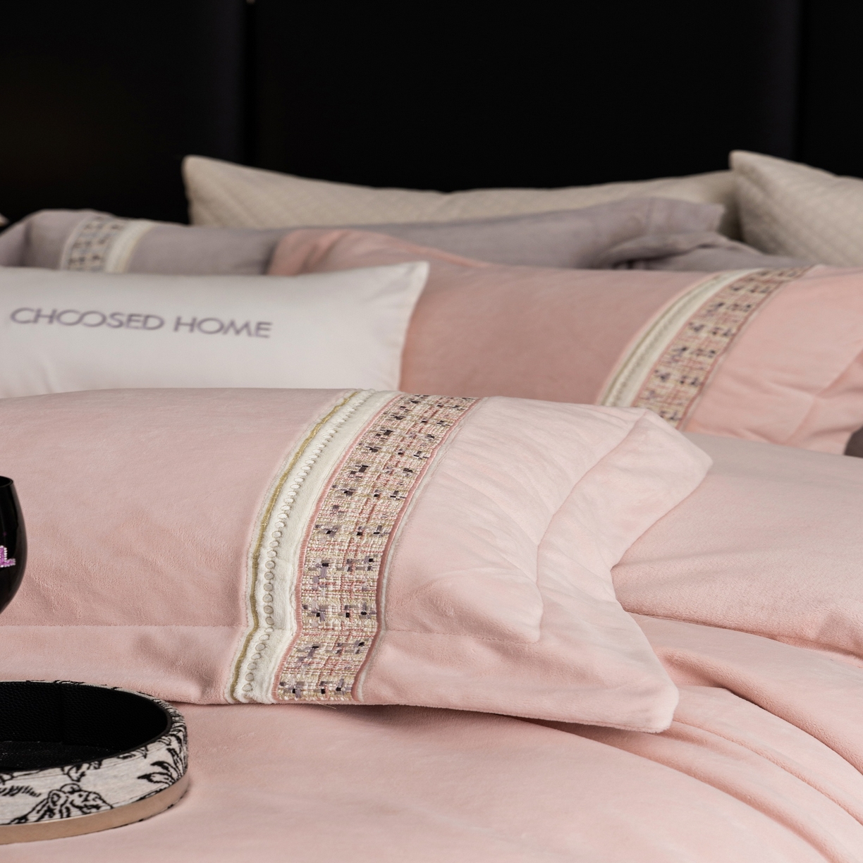 91家纺网 家纺一手货源 找家纺 初拾 2025新款230g牛奶绒“小香风”四件套—星河小香 星河小香-CoCo粉