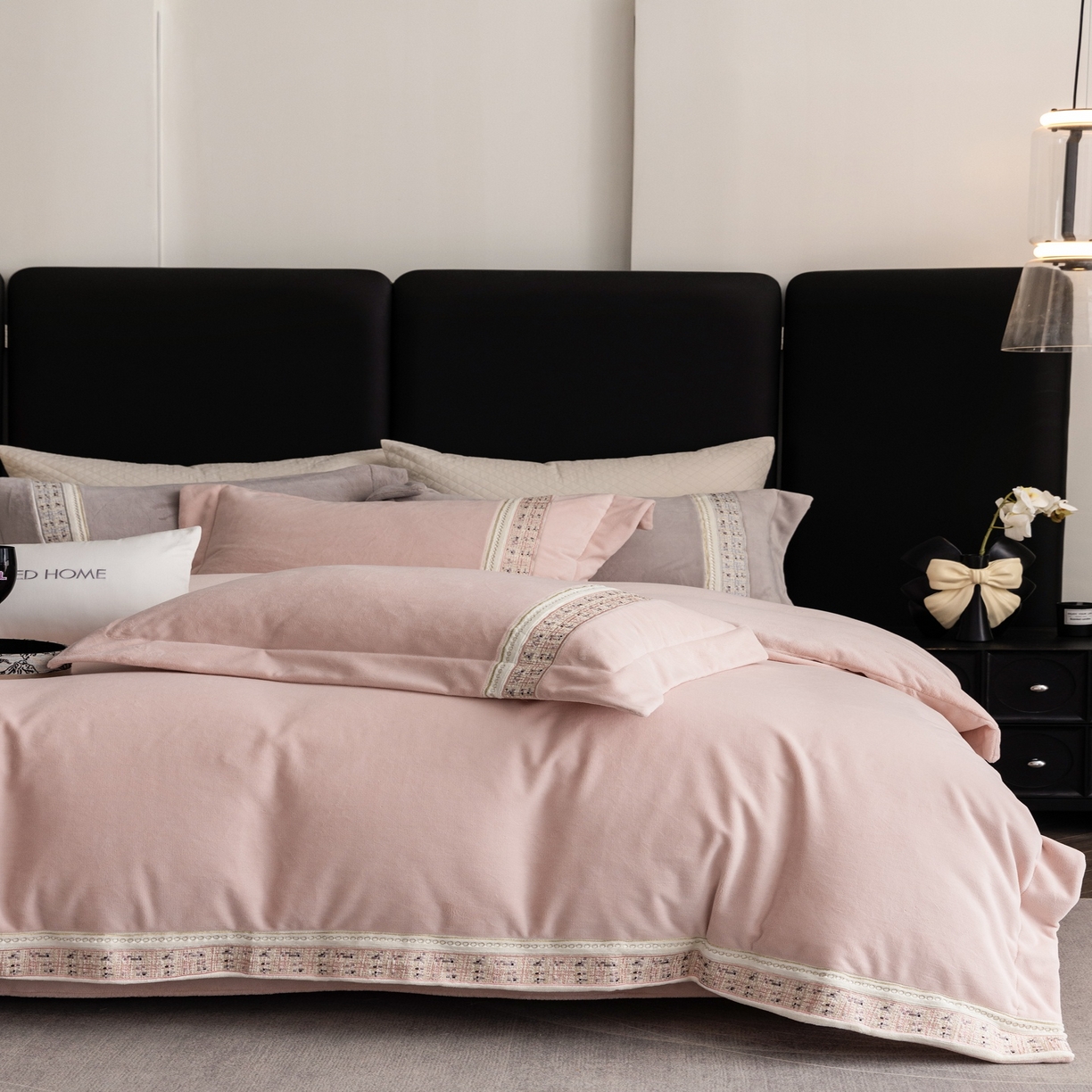 91家纺网 家纺一手货源 找家纺 初拾 2025新款230g牛奶绒“小香风”四件套—星河小香 星河小香-CoCo粉