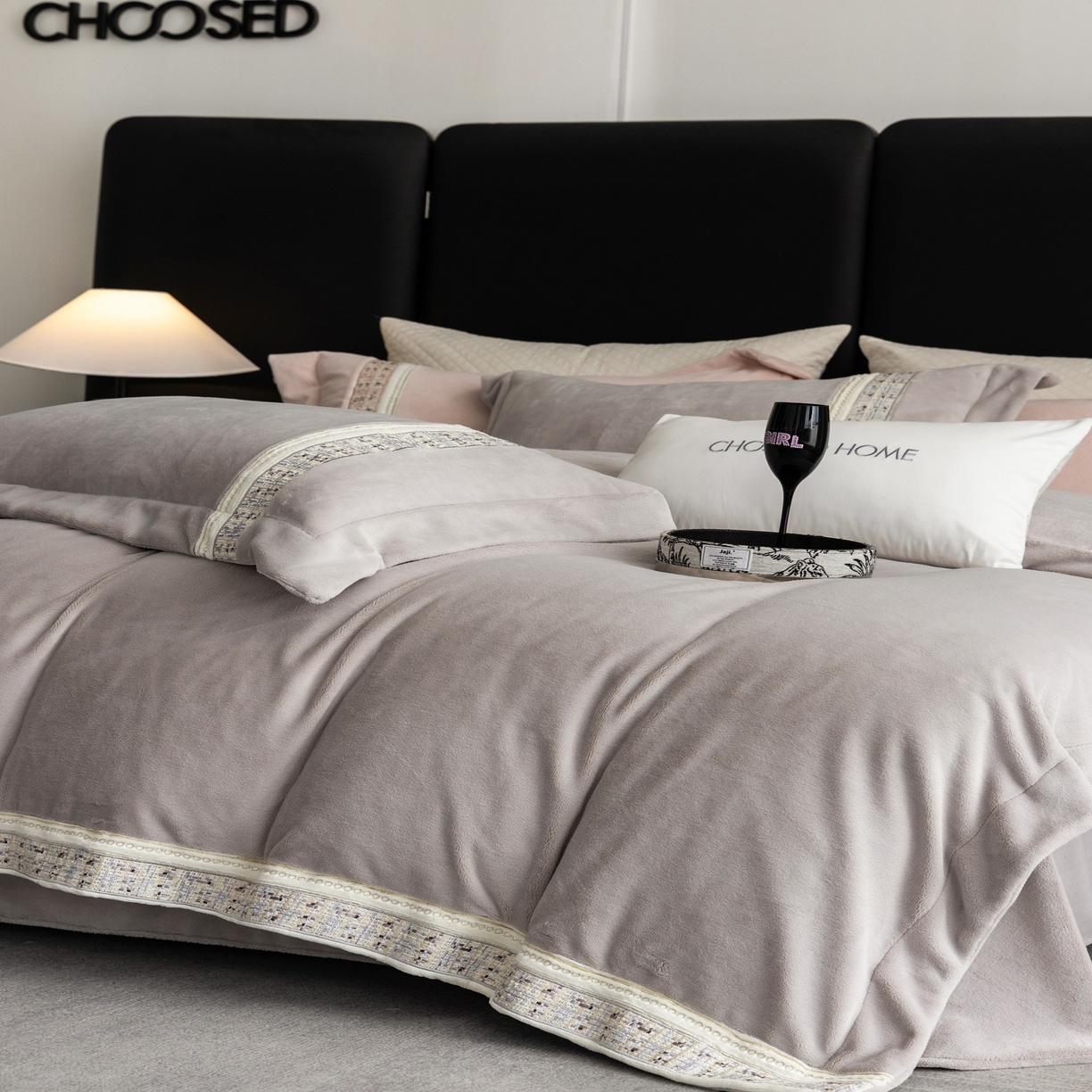 91家纺网 家纺一手货源 找家纺 初拾 2025新款230g牛奶绒“小香风”四件套—星河小香 星河小香-奥黛丽灰