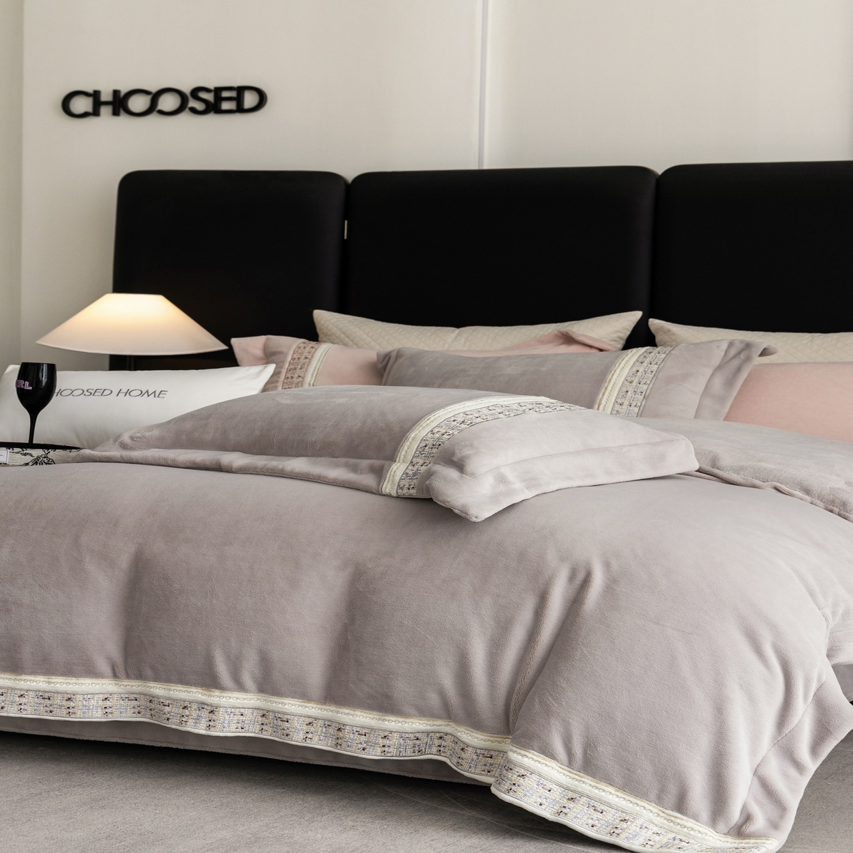 91家纺网 家纺一手货源 找家纺 初拾 2025新款230g牛奶绒“小香风”四件套—星河小香 星河小香-奥黛丽灰