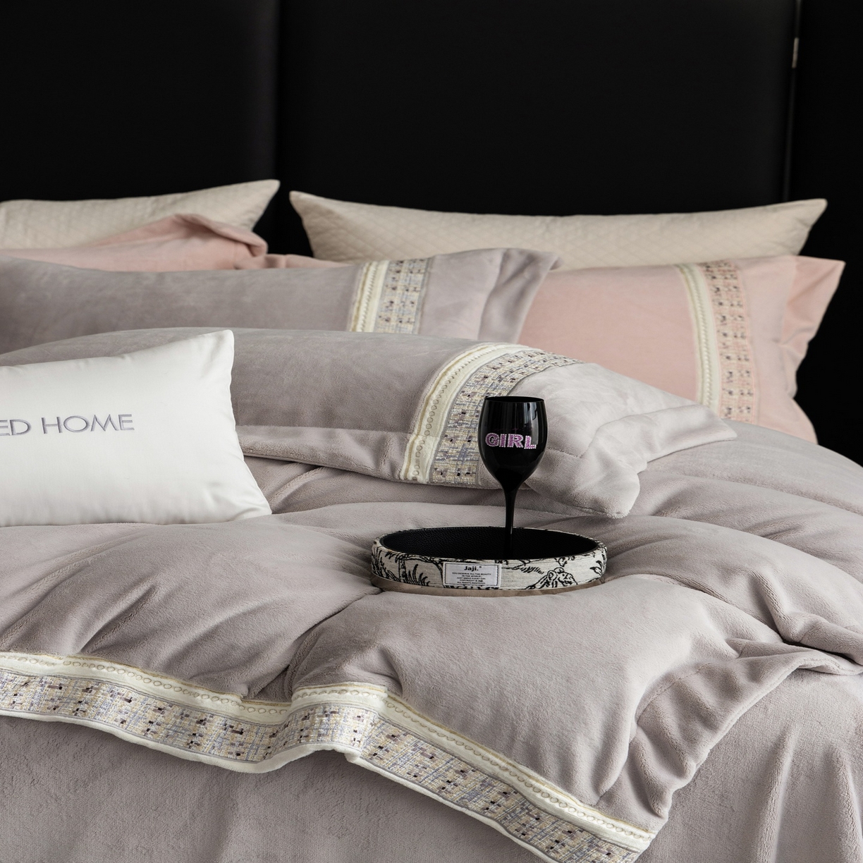 91家纺网 家纺一手货源 找家纺 初拾 2025新款230g牛奶绒“小香风”四件套—星河小香 星河小香-奥黛丽灰