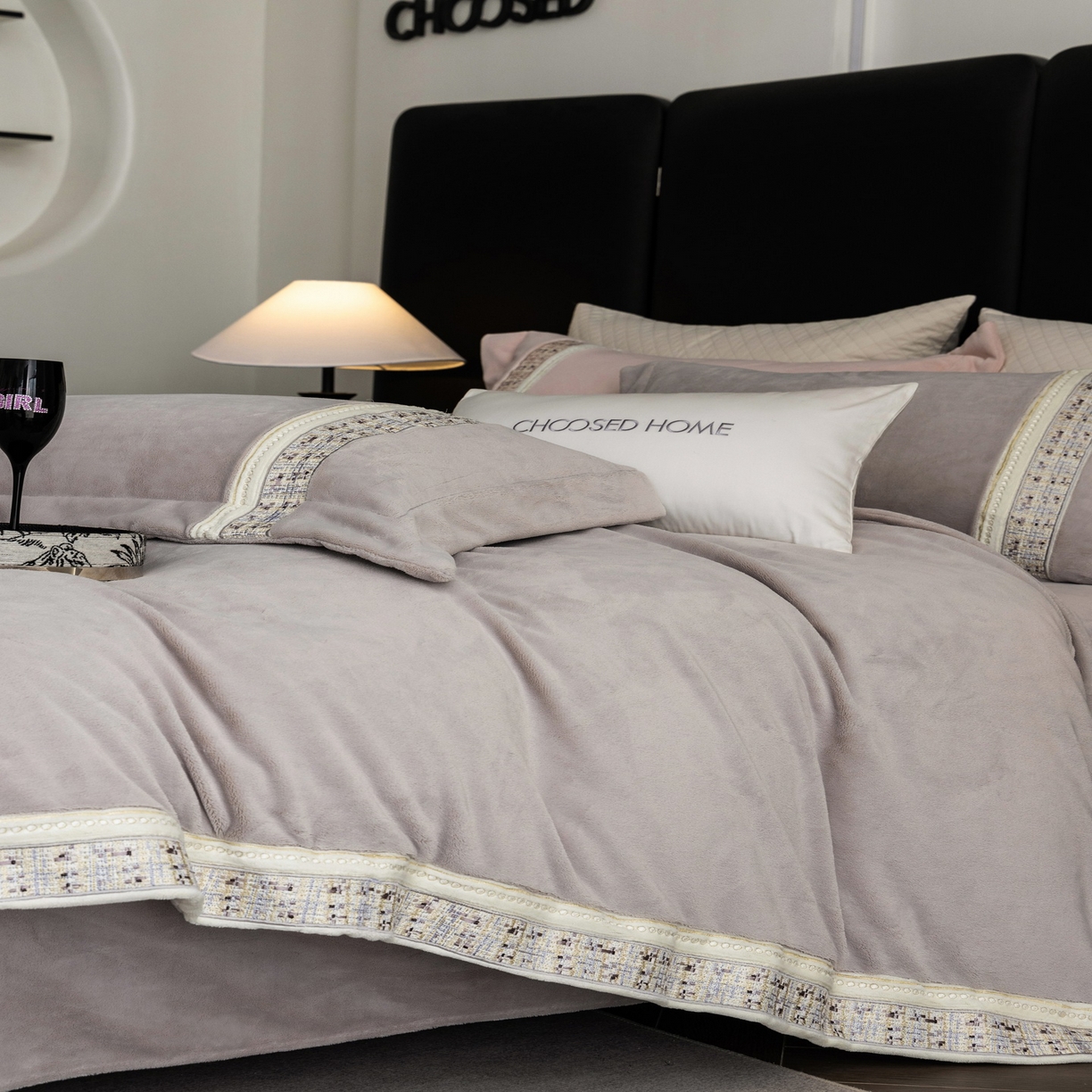 91家纺网 家纺一手货源 找家纺 初拾 2025新款230g牛奶绒“小香风”四件套—星河小香 星河小香-奥黛丽灰