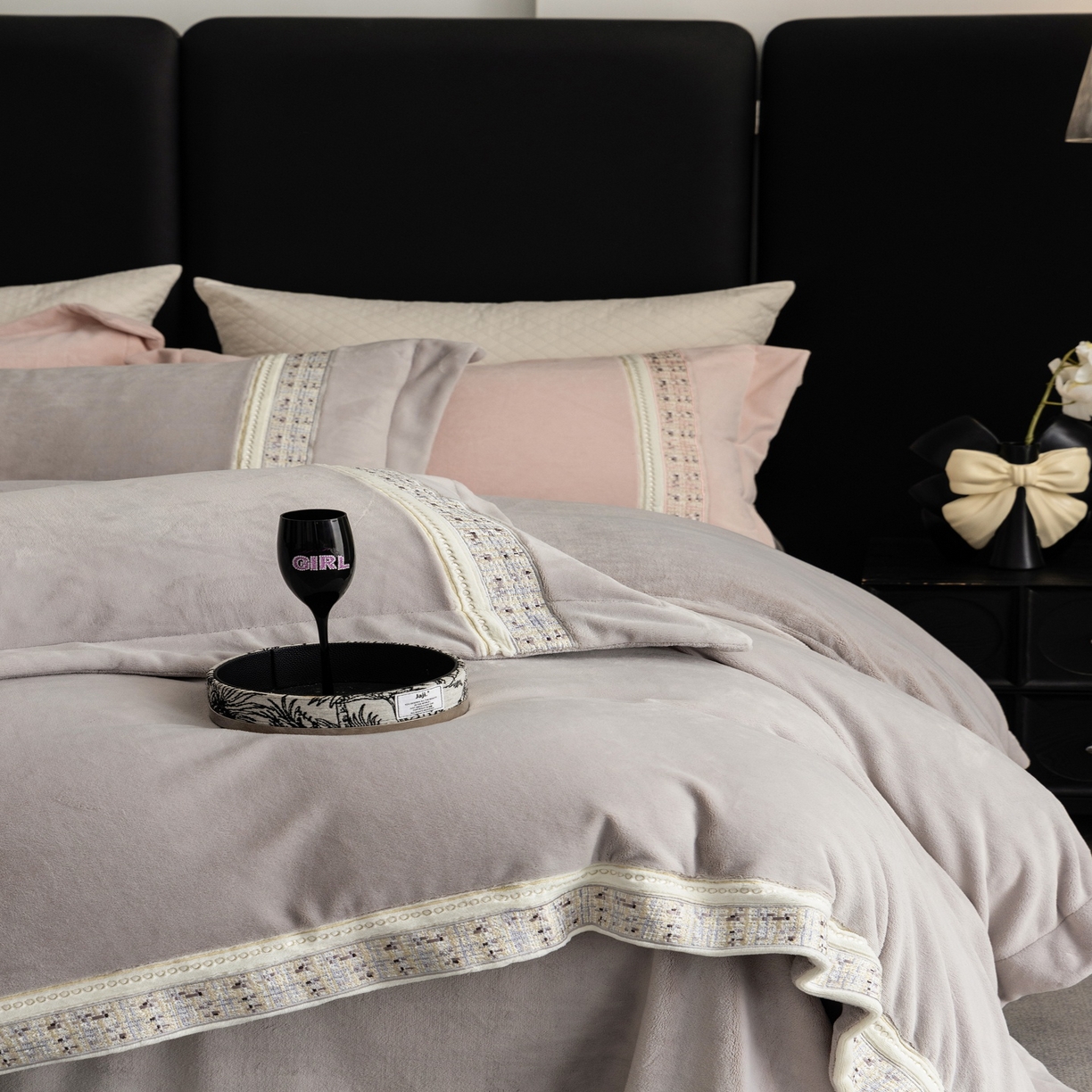 91家纺网 家纺一手货源 找家纺 初拾 2025新款230g牛奶绒“小香风”四件套—星河小香 星河小香-奥黛丽灰