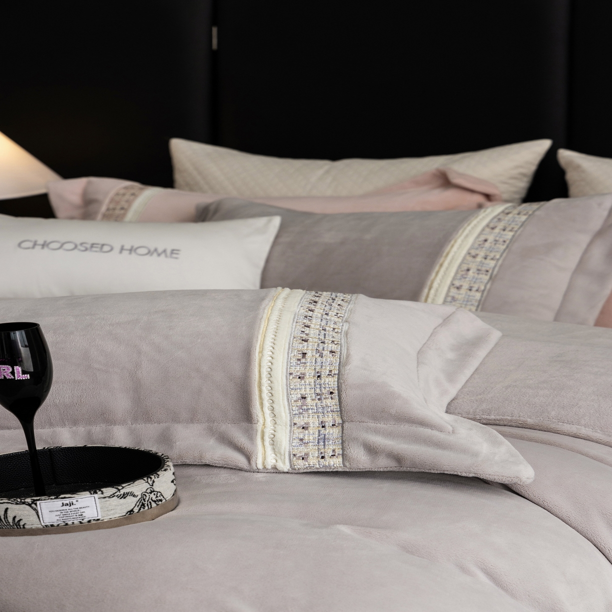 91家纺网 家纺一手货源 找家纺 初拾 2025新款230g牛奶绒“小香风”四件套—星河小香 星河小香-奥黛丽灰