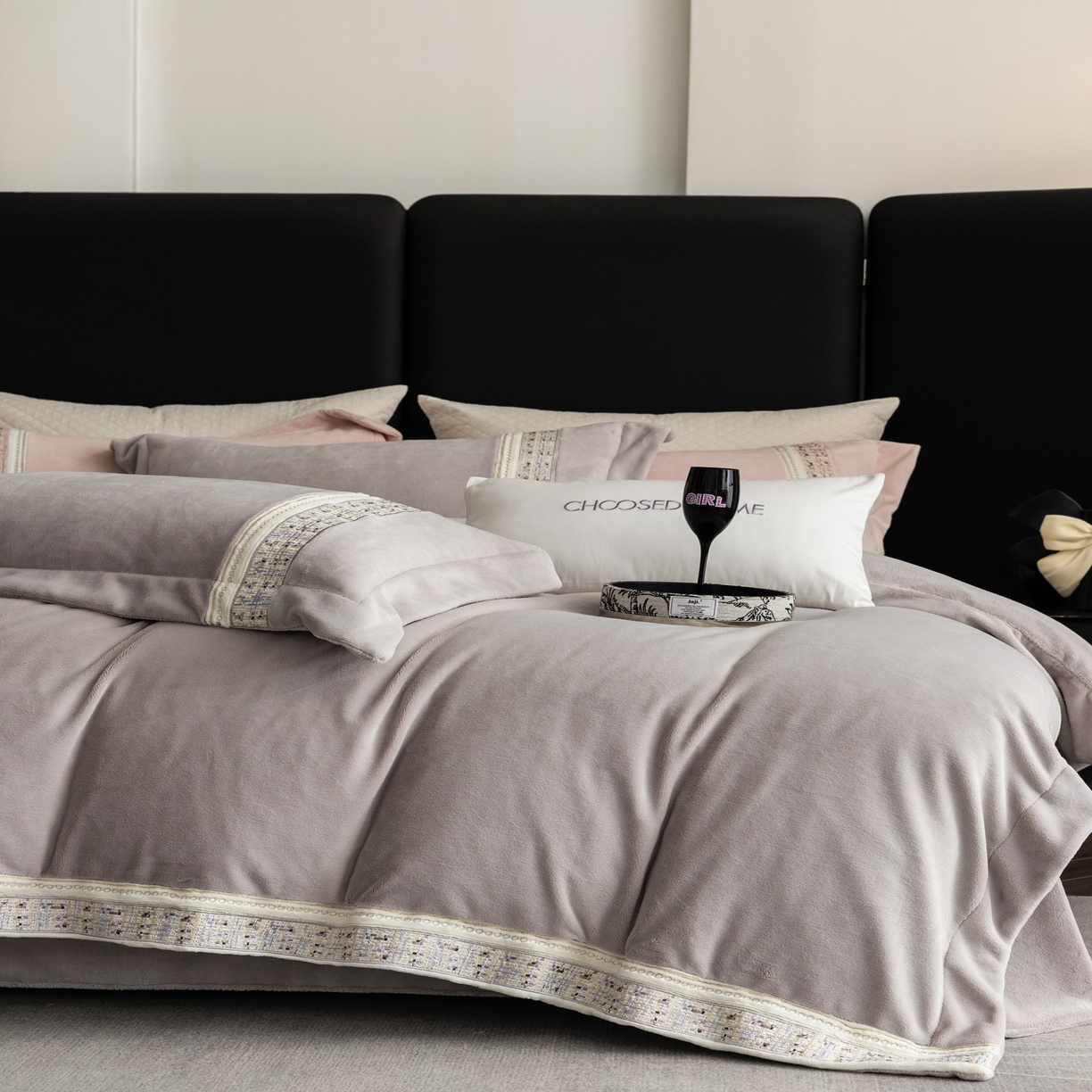 91家纺网 家纺一手货源 找家纺 初拾 2025新款230g牛奶绒“小香风”四件套—星河小香 星河小香-奥黛丽灰