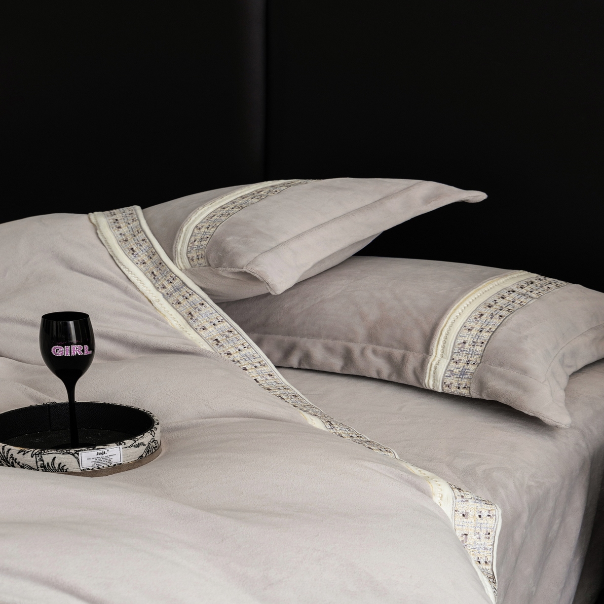 91家纺网 家纺一手货源 找家纺 初拾 2025新款230g牛奶绒“小香风”四件套—星河小香 星河小香-奥黛丽灰