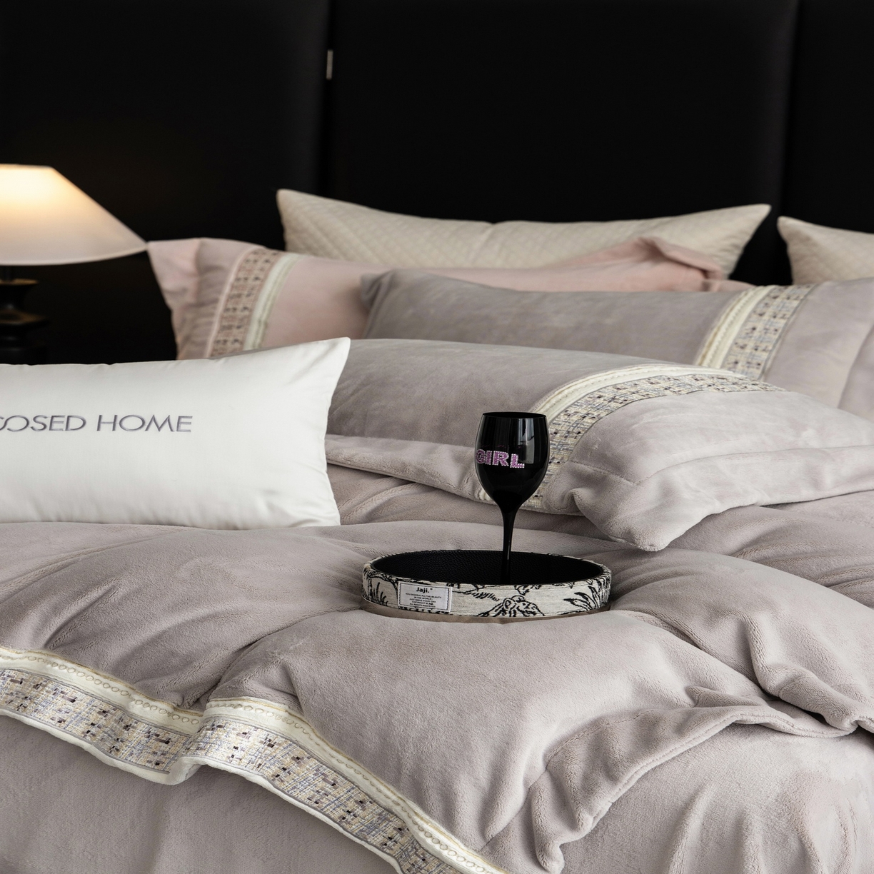 91家纺网 家纺一手货源 找家纺 初拾 2025新款230g牛奶绒“小香风”四件套—星河小香 星河小香-奥黛丽灰