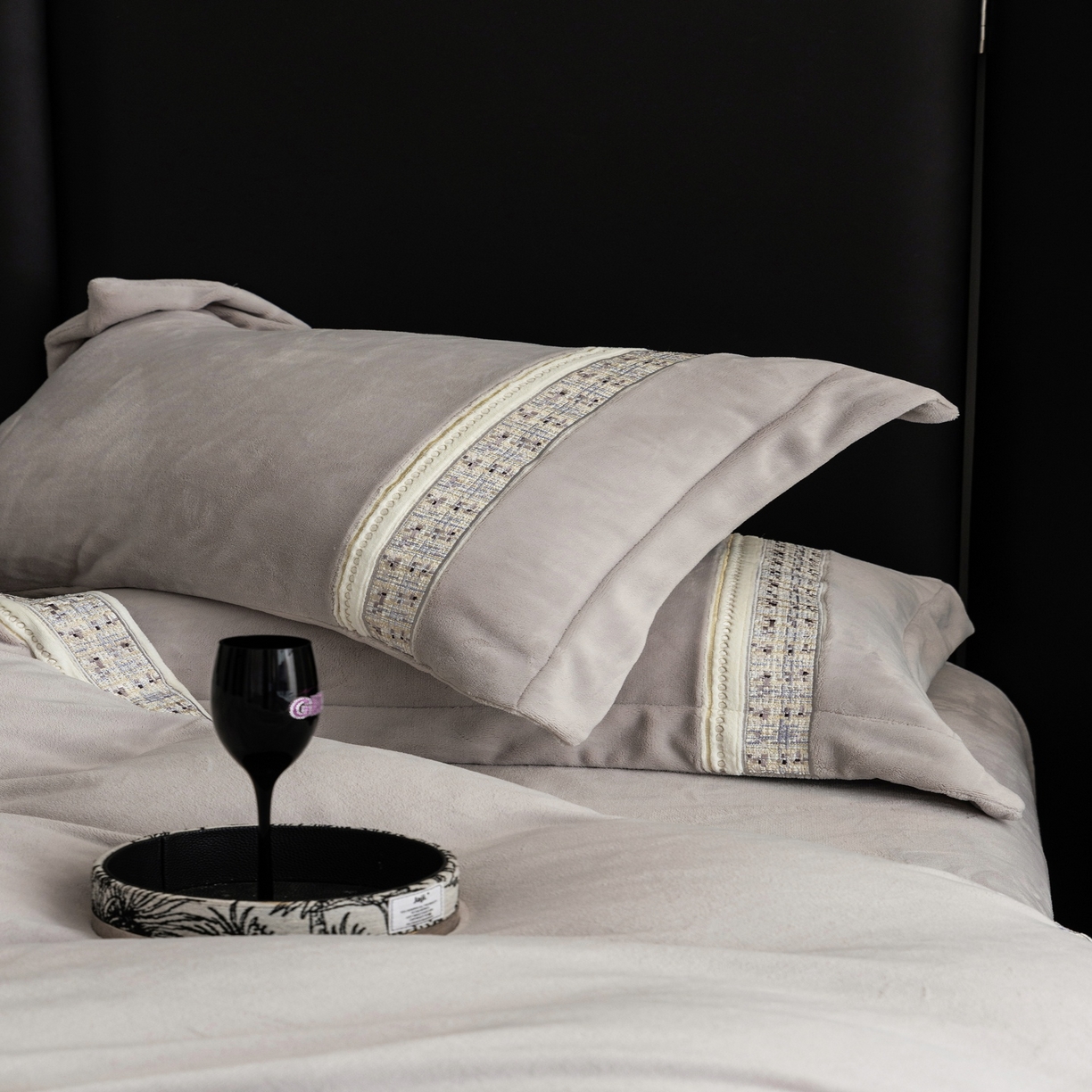 91家纺网 家纺一手货源 找家纺 初拾 2025新款230g牛奶绒“小香风”四件套—星河小香 星河小香-奥黛丽灰