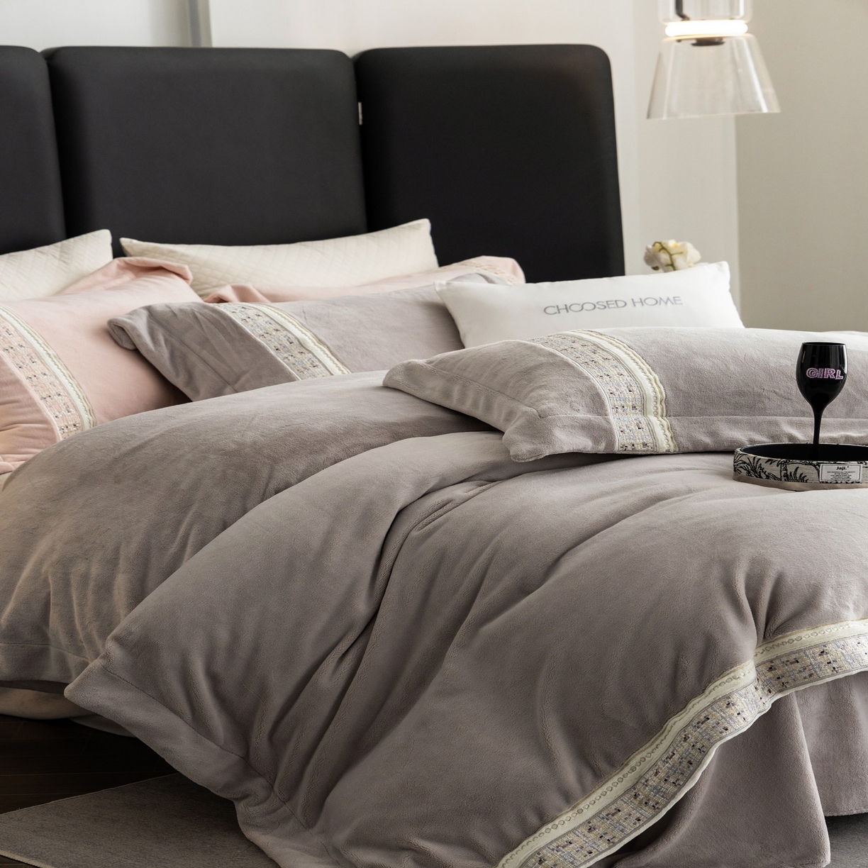 91家纺网 家纺一手货源 找家纺 初拾 2025新款230g牛奶绒“小香风”四件套—星河小香 星河小香-奥黛丽灰