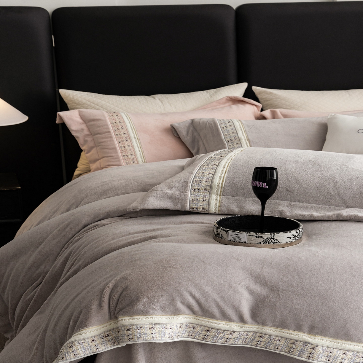 91家纺网 家纺一手货源 找家纺 初拾 2025新款230g牛奶绒“小香风”四件套—星河小香 星河小香-奥黛丽灰