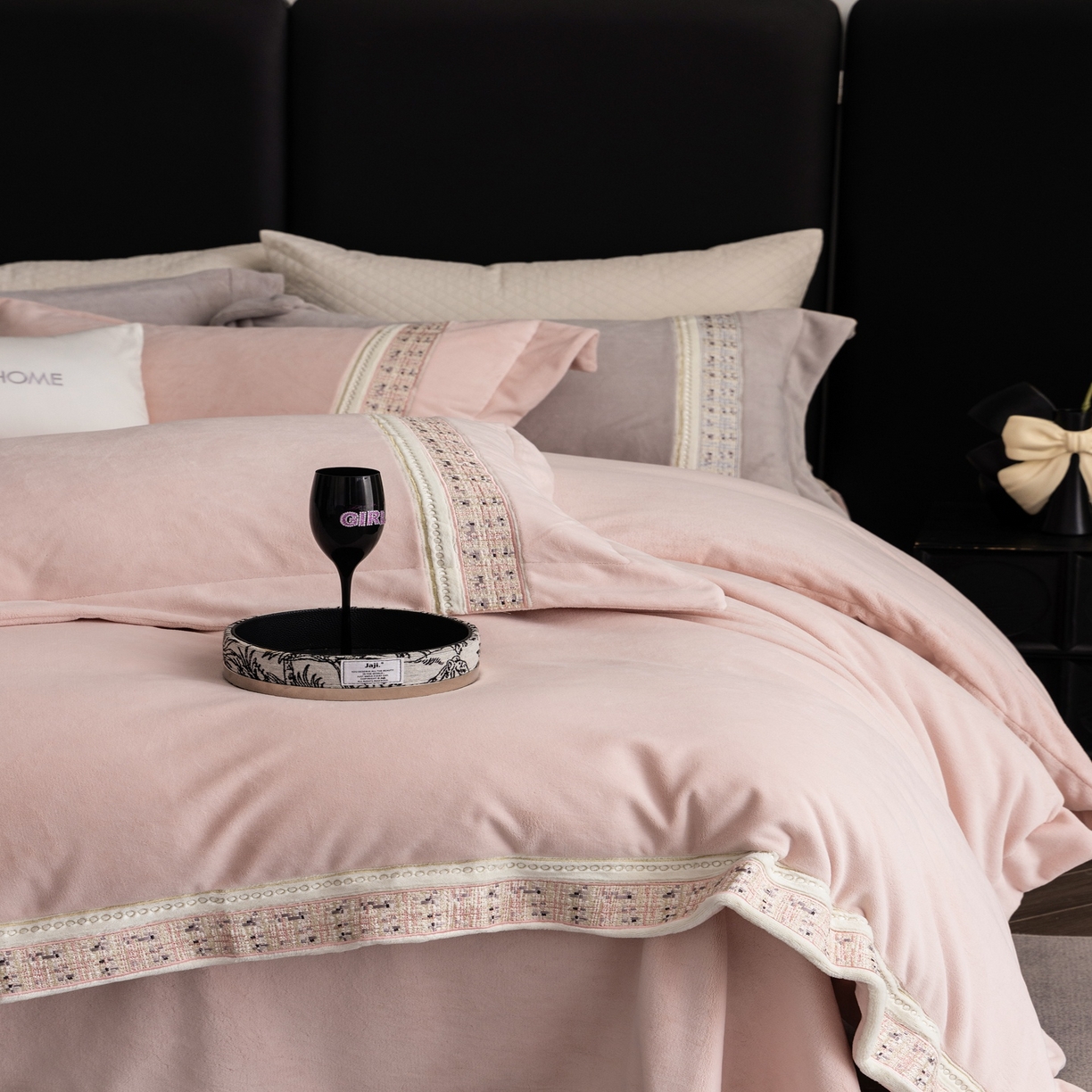 91家纺网 家纺一手货源 找家纺 初拾 2025新款230g牛奶绒“小香风”四件套—星河小香 星河小香-CoCo粉