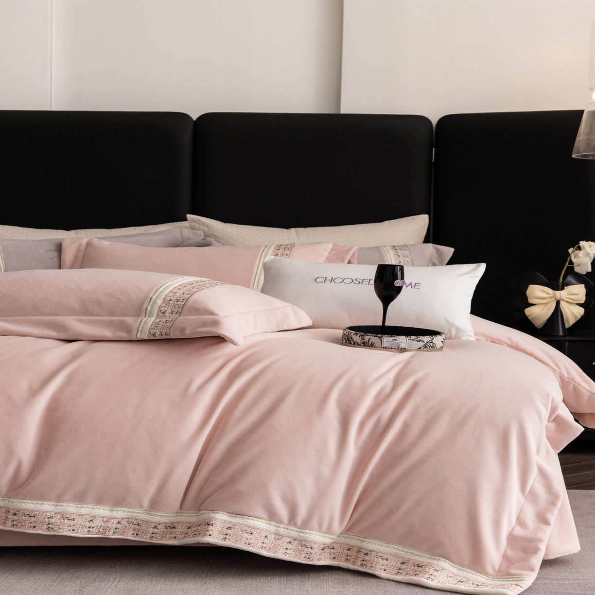 91家纺网 家纺一手货源 找家纺 初拾 2025新款230g牛奶绒“小香风”四件套—星河小香 星河小香-CoCo粉