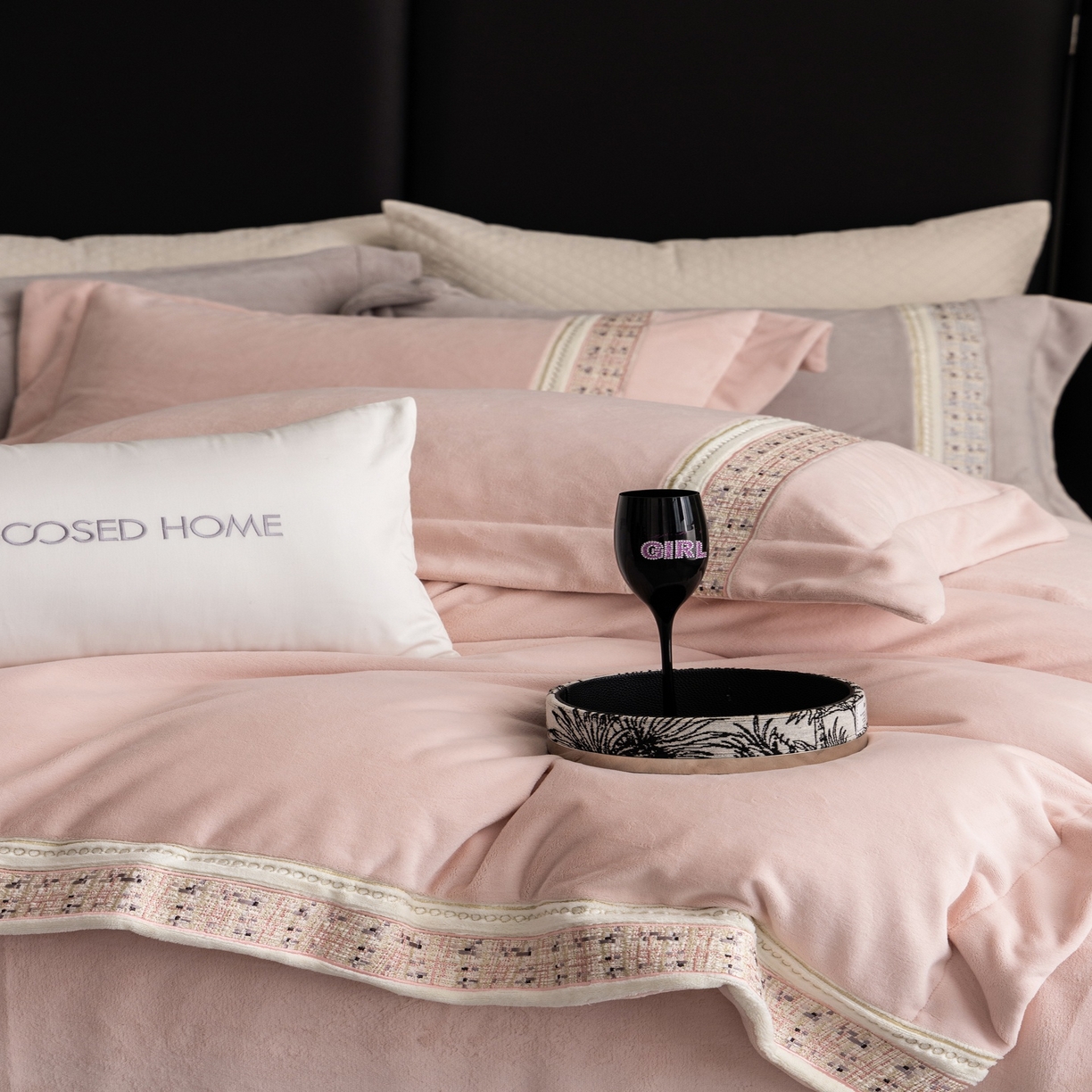 91家纺网 家纺一手货源 找家纺 初拾 2025新款230g牛奶绒“小香风”四件套—星河小香 星河小香-CoCo粉