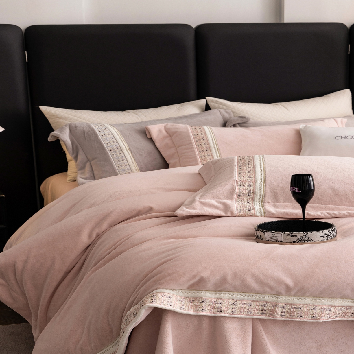 91家纺网 家纺一手货源 找家纺 初拾 2025新款230g牛奶绒“小香风”四件套—星河小香 星河小香-CoCo粉