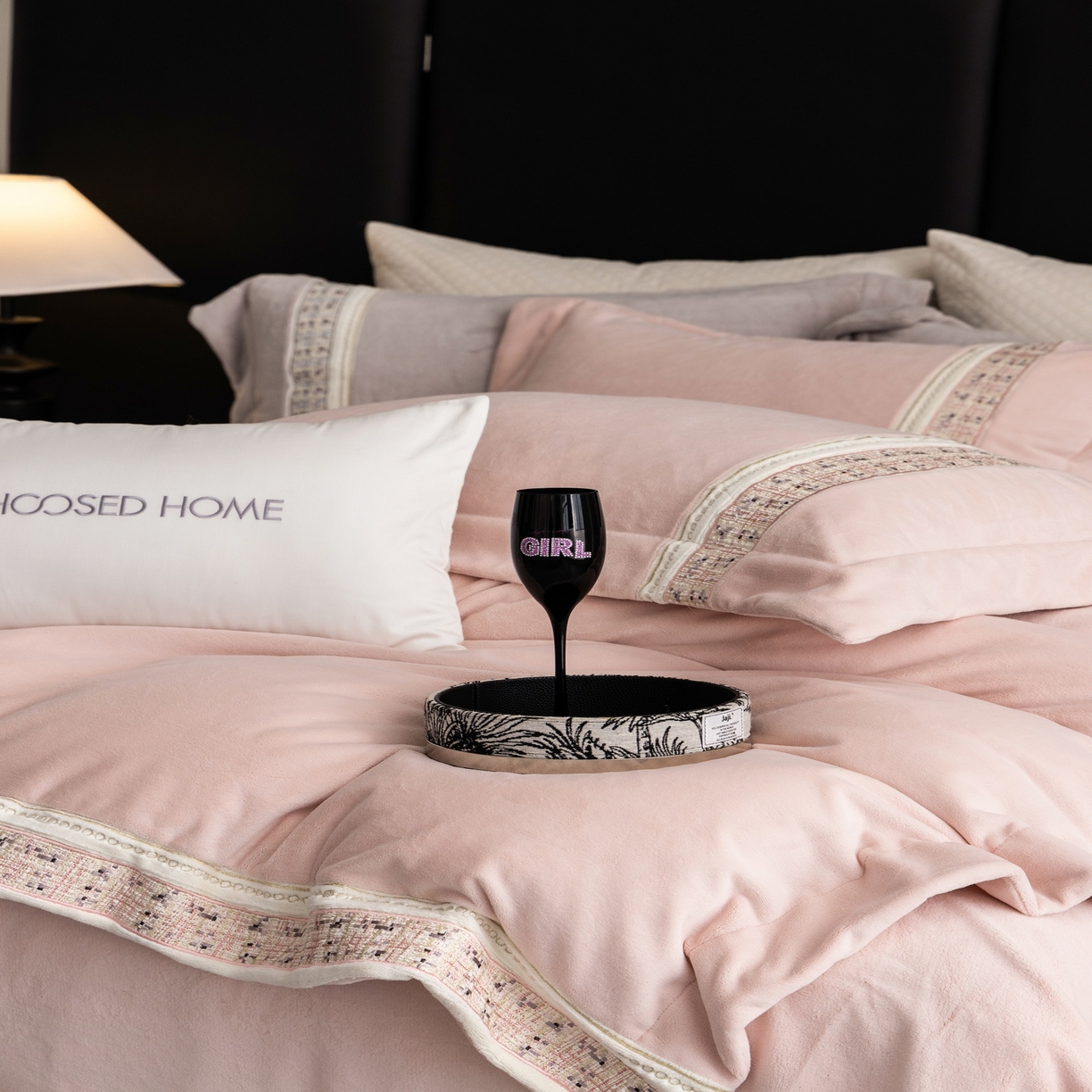 91家纺网 家纺一手货源 找家纺 初拾 2025新款230g牛奶绒“小香风”四件套—星河小香 星河小香-CoCo粉