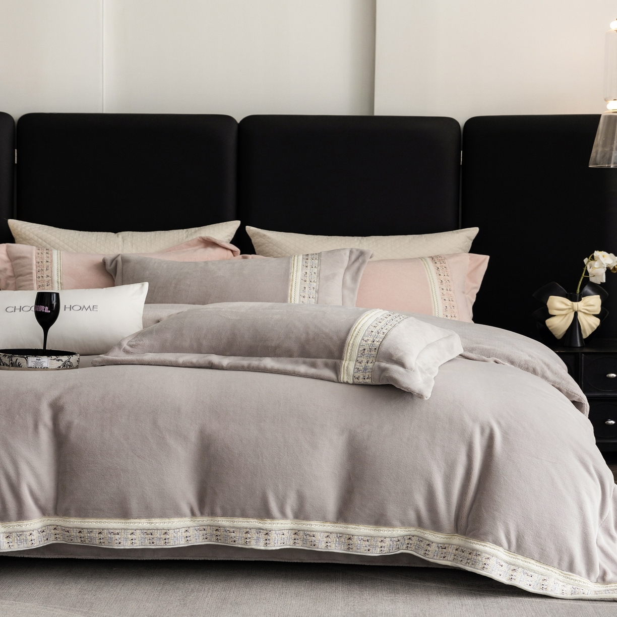 91家纺网 家纺一手货源 找家纺 初拾 2025新款230g牛奶绒“小香风”四件套—星河小香 星河小香-奥黛丽灰