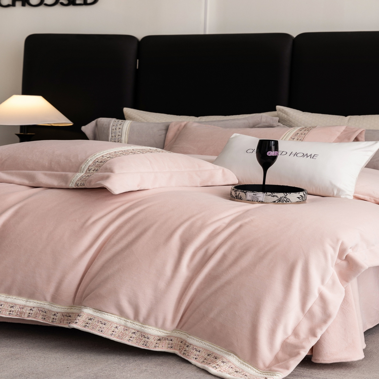 91家纺网 家纺一手货源 找家纺 初拾 2025新款230g牛奶绒“小香风”四件套—星河小香 星河小香-CoCo粉