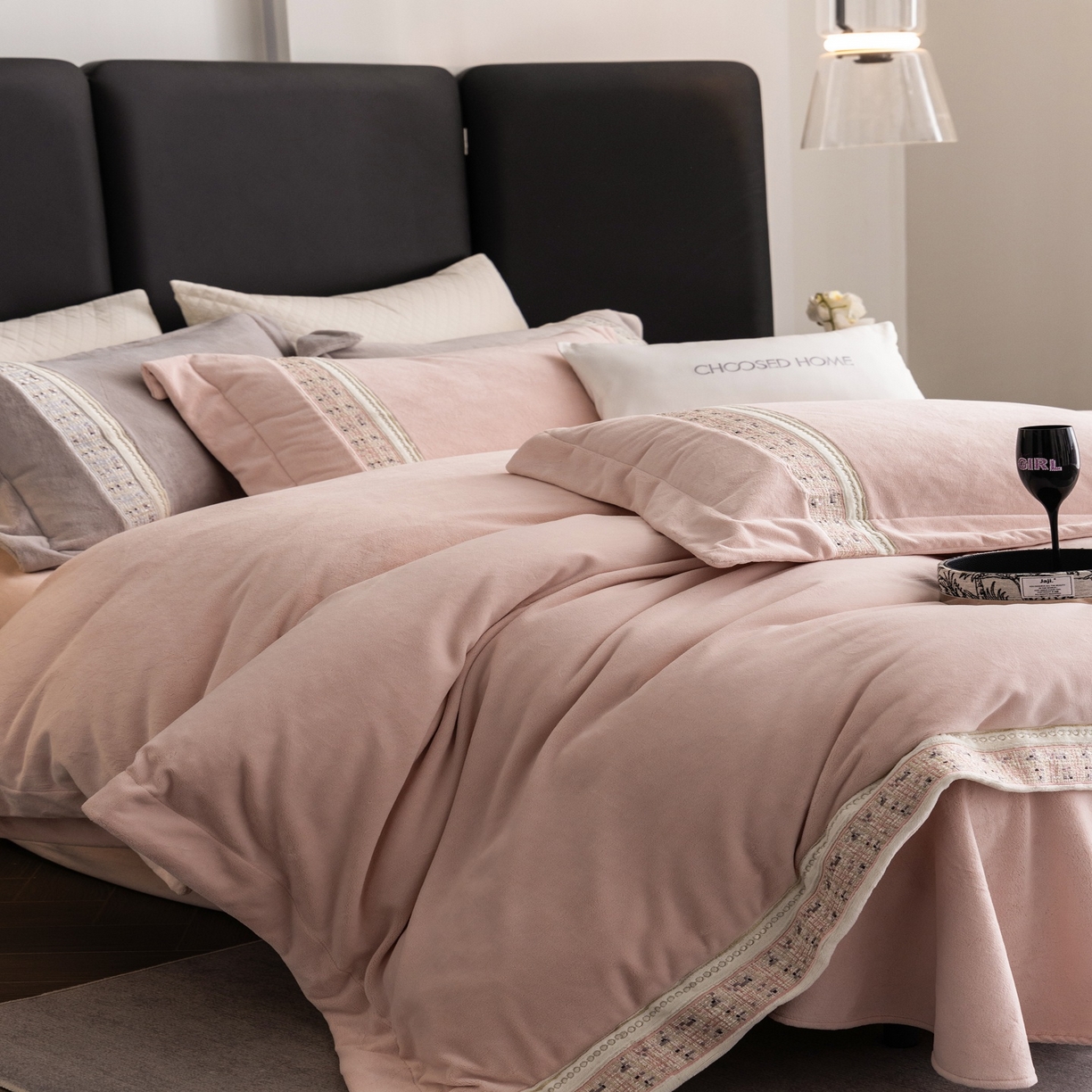 91家纺网 家纺一手货源 找家纺 初拾 2025新款230g牛奶绒“小香风”四件套—星河小香 星河小香-CoCo粉